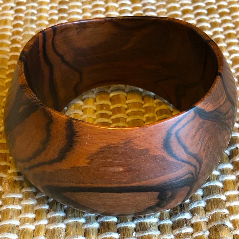 GORGEOUS CHUNKY WOOD BANGLE likely hand made & 1 of a kind! Irregular size/shape - Picture 4 of 4